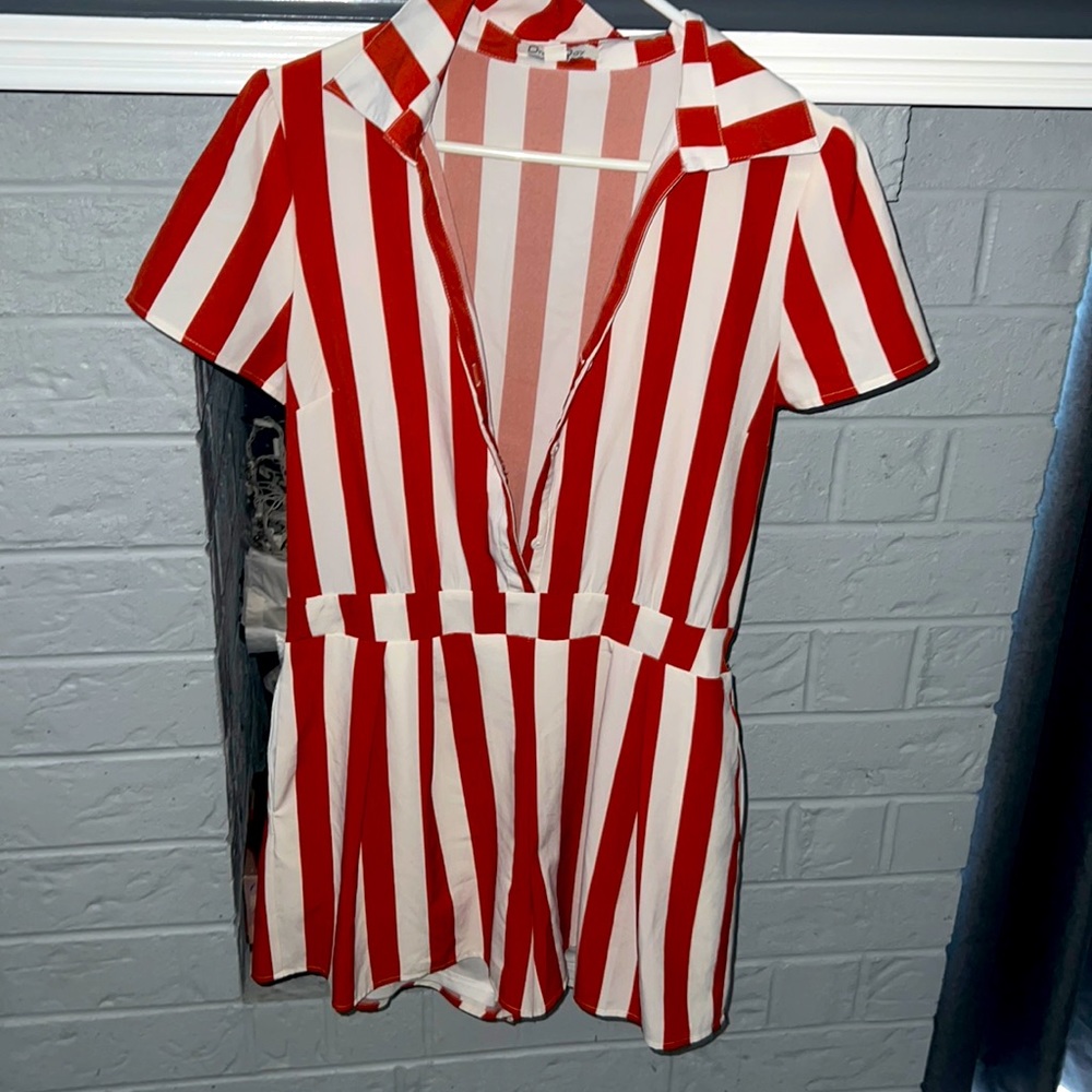 Stripped romper. Stretchy waist band. Button up front. Short sleeve.